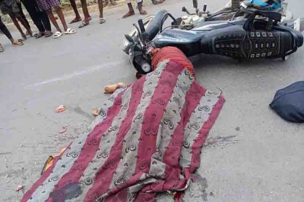 वाहन की चपेट में बाइक सवार भाई-बहन, एक मौत, चक्काजाम  