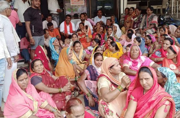 पट्टे की मांग, एसडीएम कार्यालय में धरना