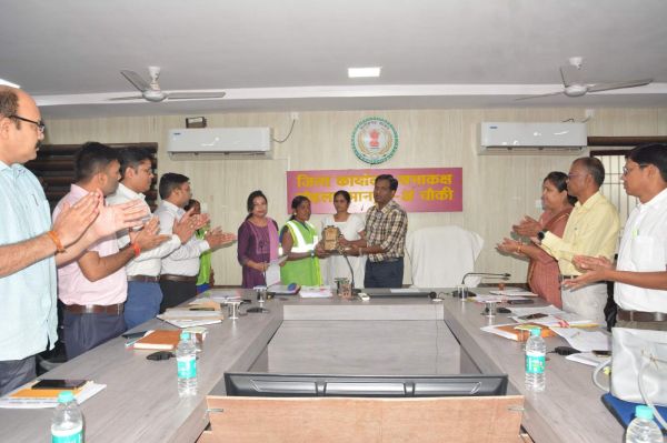 कलेक्टर ने किया स्वच्छाताग्रही दीदीयों का सम्मान