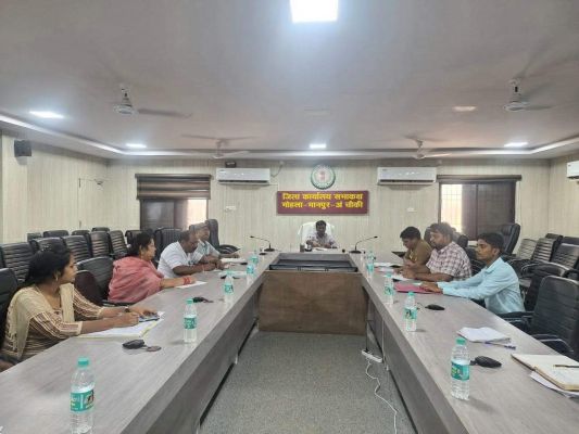 कलेक्टर ने प्रशिक्षण संस्थाओं  के अफसरों की ली बैठक