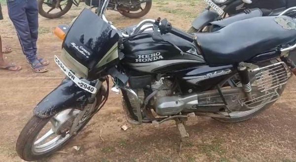 युवक का शव मिला,  पास में मिला बाइक
