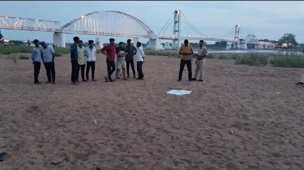 नदी किनारे नवजात  का शव मिला