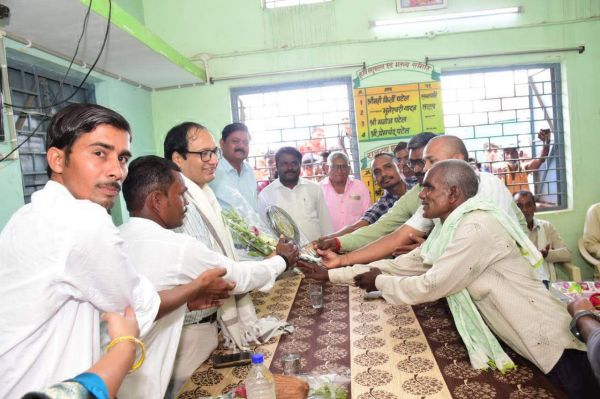 ग्रामीणों ने कलेक्टर का किया सम्मान