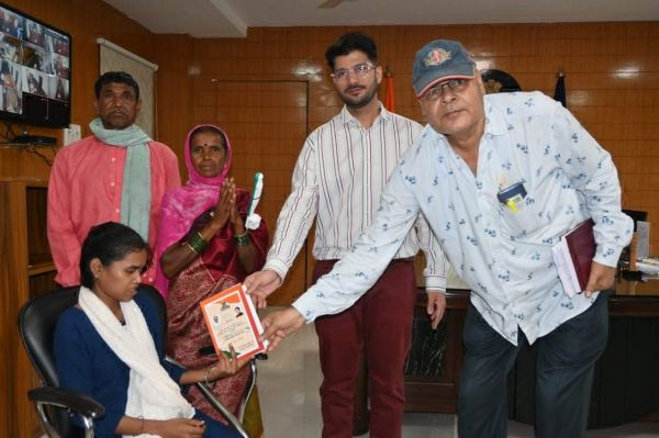 कलेक्टर ने दिव्यांग पार्वती को दिया स्मार्ट स्टिक व नया राशन कार्ड