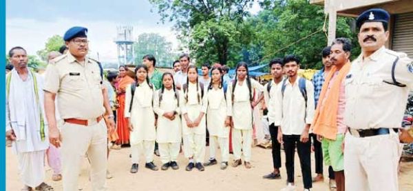 पुलिस ने विद्यार्थियों व ग्रामीणों को नए कानून के प्रति किया जागरूक