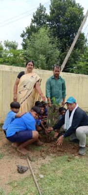 गोरेगांव स्कूल में पौधारोपण