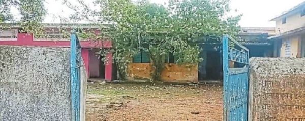 130 बच्चे, पढ़ाने वाला कोई नहीं, नवप्रवेशी बच्चों का स्वागत तक नहीं 