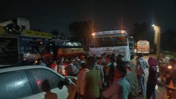 हाईवा की टक्कर से जिपं उपाध्यक्ष की गाड़ी बची, ढाई घंटे चक्काजाम 