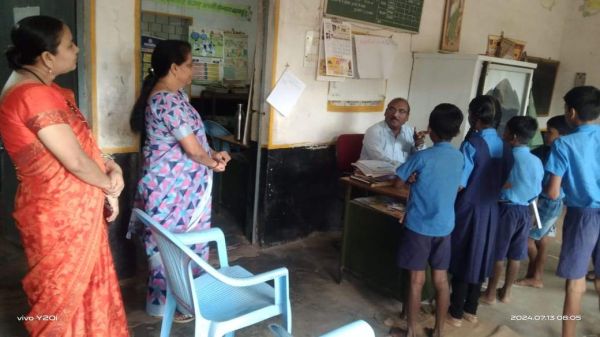 डीईओ ने रुद्री के स्कूलों का किया निरीक्षण, बच्चों से सवाल पूछकर जांचा पढ़ाई का स्तर 