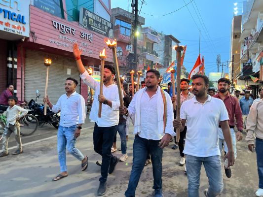 एनएसयूआई ने निकाली मशाल रैली