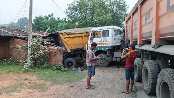 ट्रेलर घर में जा घुसा, बाल-बाल बची लोगों की जान  