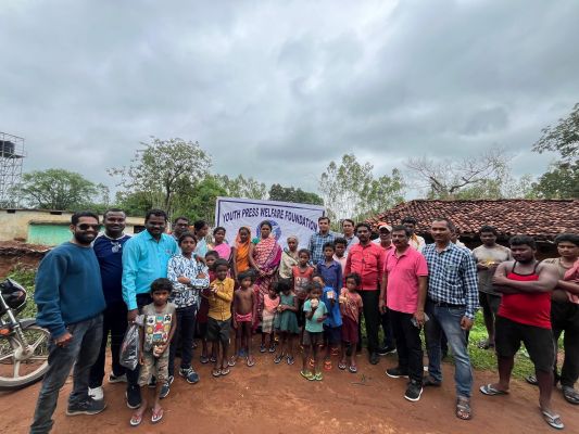 कमार डेरा में पहुंचकर बच्चों को चप्पल वितरण