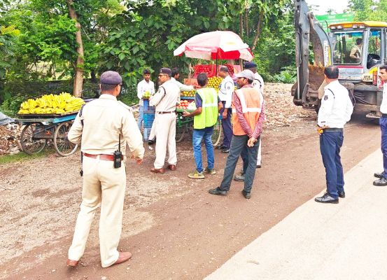 रोड किनारे लगे ठेला-खोमचों पर कार्रवाई