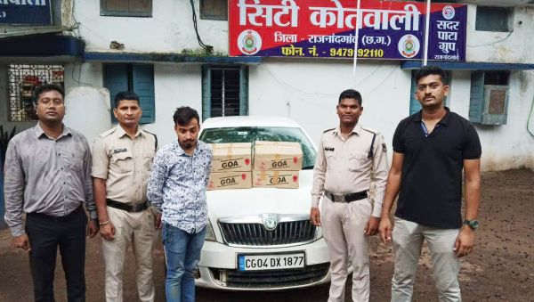 शराब तस्करी करने वाला आरोपी कार समेत पकड़ाया