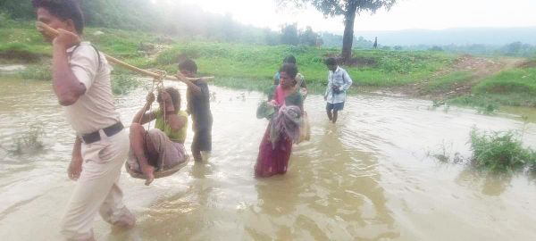  गर्भवती को कांवर पर पहुंचाया अस्पताल, रास्ते में प्रसव, जच्चा-बच्चा स्वस्थ