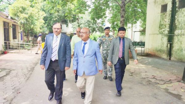 नेशनल लोक अदालत पहुंचे हाईकोर्ट के जज दीपक तिवारी 