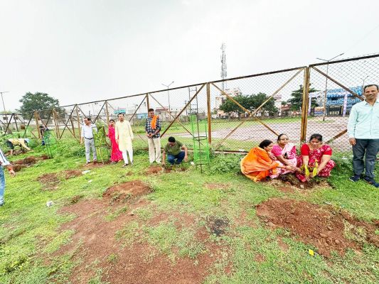 एक पेड़ मां के नाम इण्डोर स्टेडियम में रोपे गए सैकड़ों पौधे