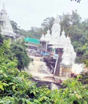 जतमई-घटारानी जलप्रपात में दिखने लगी सुंदरता, पर्यटकों को कर रही आकर्षित