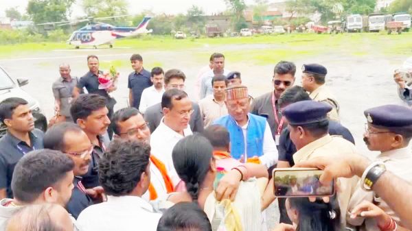 भांजे की शादी में शामिल होने कसडोल पहुंचे सीएम