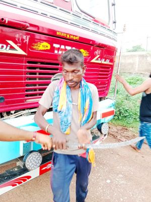 तलवार के साथ आरोपी पकड़ाया