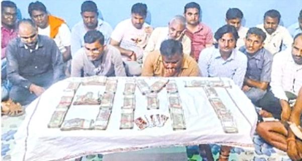 फार्म हाउस में जुआ  खेलते 23 पकड़ाए