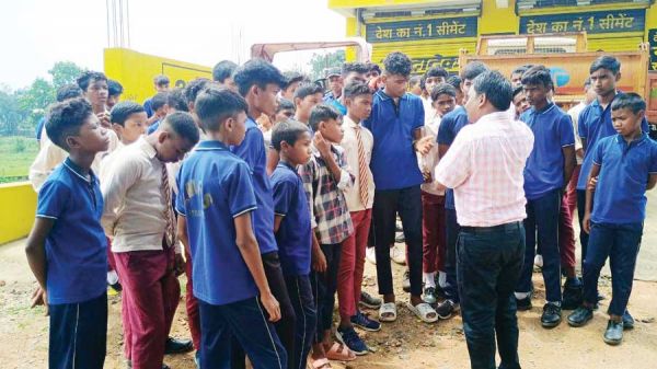 एकलव्य छात्रावास के विद्यार्थी व्यवस्था सुधार को लेकर उतरे सडक़ पर