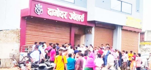 30 लाख की ज्वेलरी चोरी, दुकानदार पर हमला कर भागे नकाबपोश, बाइक छूटी