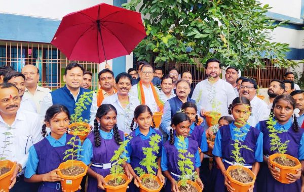 शाला प्रवेश उत्सव में सांसद, विधायक सहित जनप्रतिनिधि हुए शामिल