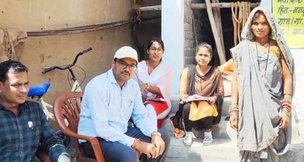 असाक्षरों को पढ़ाकर साक्षर बनाने केशतरा में घर-घर सर्वें