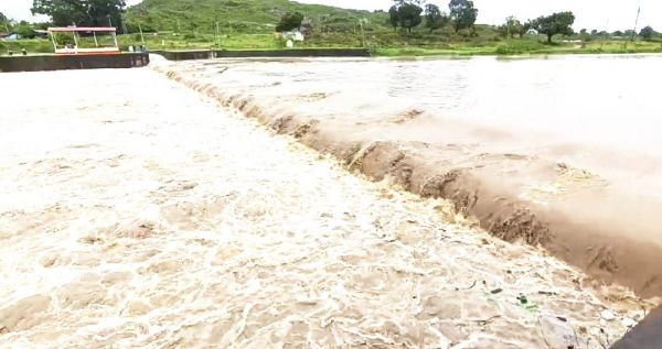  महानदी-बालका में आई साल की पहली बाढ़, 2 नदियों के संगम पर बने एनीकट में 3 फीट चढ़ा पानी 