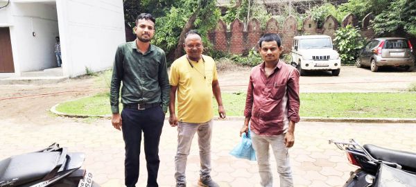 पुलिस ने व्यापारी का गुमा  बैग ढूंढकर लौटाया