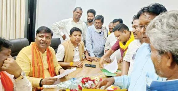 अंग्रेजी माध्यम महाविद्यालय खोलने की मांग