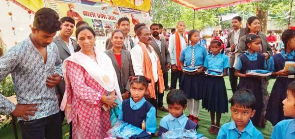संकुल स्तर शाला प्रवेशोत्सव में शामिल हुयीं विधायक उसेंडी