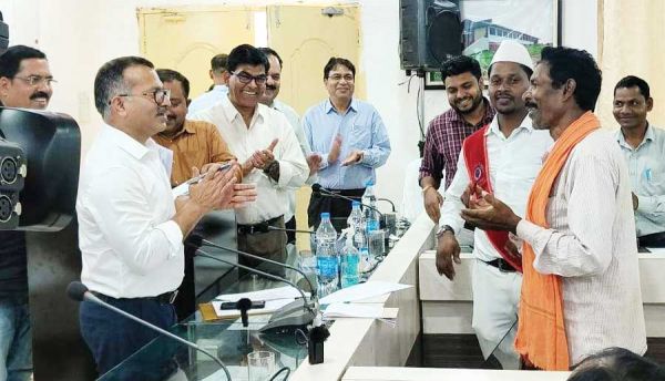 राशन  वितरण की शिकायत लेकर पहुंचे ग्रामीण