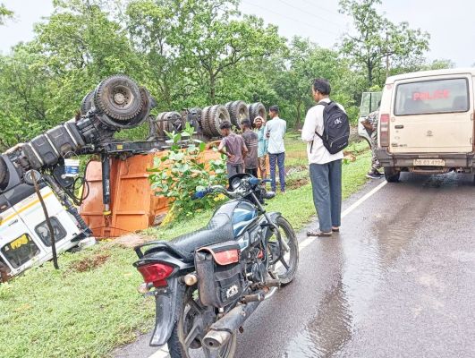 हाईवा और ट्रक में भिड़ंत, बस्ती के घर में घुसी गाड़ी