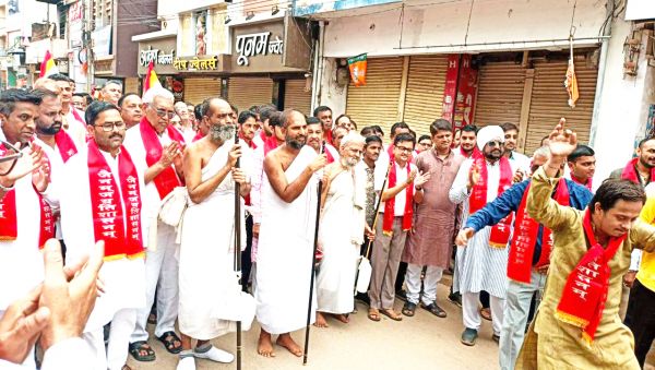 चातुर्मास: मुनि विशुद्ध सागर के  साथ 3 मुनिश्री का नगर प्रवेश