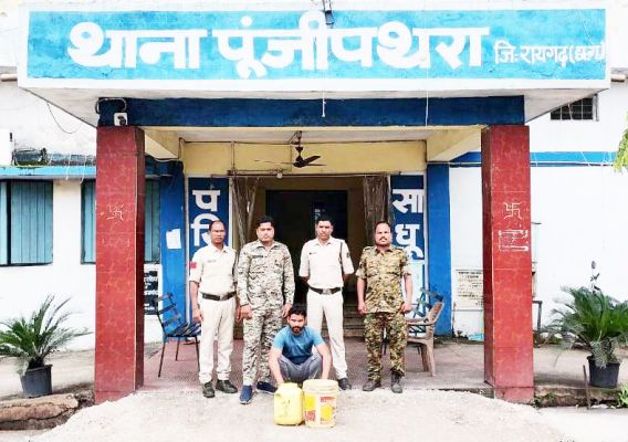 घर पर महुआ शराब बेच  रहा युवक गिरफ्तार
