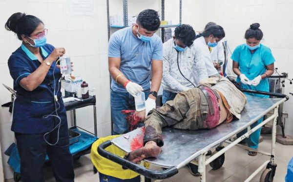 ट्रेन के सामने युवक ने लगाई छलांग, पैर कटा