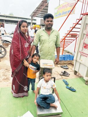 जन्मदिन पर बच्चे के वजन का गौमाता को कर रहे हैं खाने का तुलादान