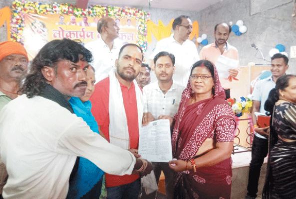 प्लेसमेंट कर्मियों ने विधायक को सौंपा ज्ञापन