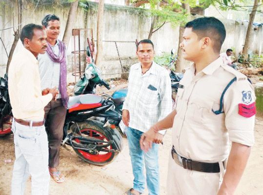 जिला न्यायालय परिसर की चेकिंग, संदिग्धों से पूछताछ