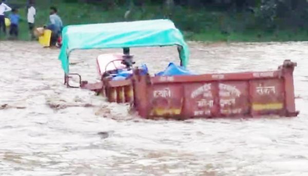 उफनती नदी में फंसा ट्रैक्टर, ड्राइवर-किसान ने कूदकर बचाई जान