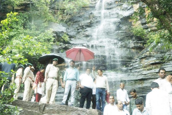 कलेक्टर-एसपी ने चिंगरापगार जलप्रपात पहुंच सुरक्षा व्यवस्था-पर्यटकों की सुविधाओं का लिया जायजा