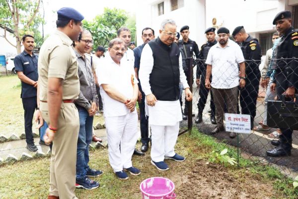 एसपी कार्यालय में विस अध्यक्ष रमन ने किया वृक्षारोपण