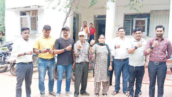 लंबित वेतन को लेकर कर्मचारी जता रहे विरोध