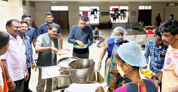 मरीजों को मिलने वाले भोजन को विधायक ने खाया,  कहा अच्छा मिल रहा खाना मरीजों को