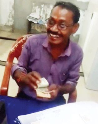 रिकार्ड रूम में रिश्वत लेते वीडियो फैला, कर्मी निलंबित