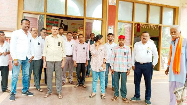 निगम कर्मियों को नहीं मिला 2 महीने का 2.60 करोड़ वेतन, काली पट्टी बांधकर किया विरोध