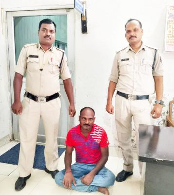 खड़े हाइवा से बैटरी चुराया, बंदी 