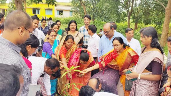 शाला प्रवेशोत्सव में शामिल हुईं गोमती, बचपन के दिन किया याद